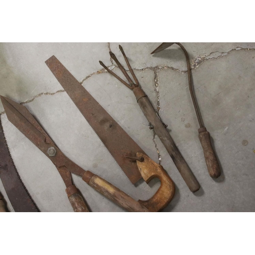 489 - A small group of vintage gardening tools to include shears and saws.