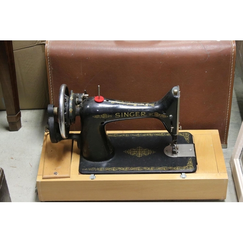 515 - A vintage cased singer sewing machine.