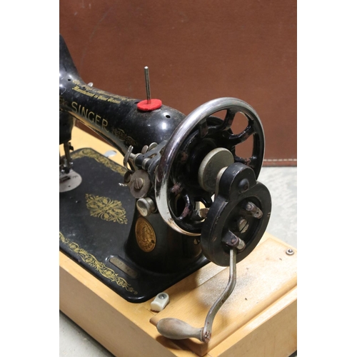 515 - A vintage cased singer sewing machine.