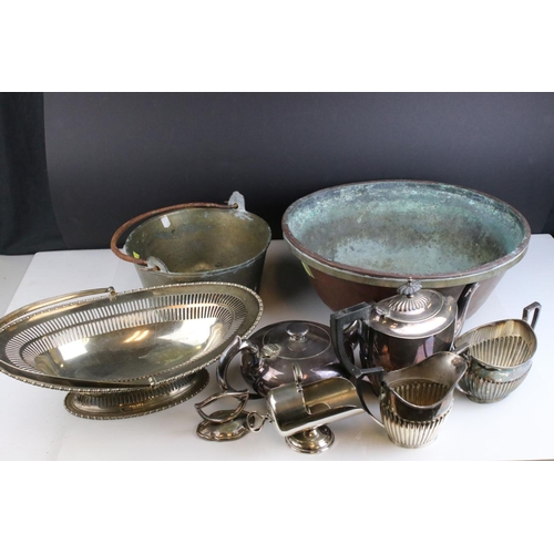 517 - Box of mixed metalware to include silver plate, including Elkington, copper & brass etc