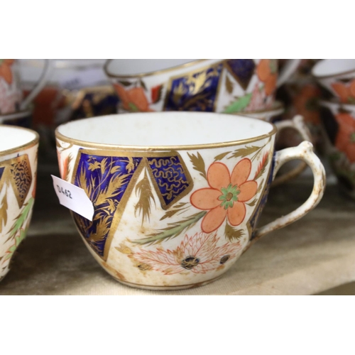 559 - A Crown Derby style imari pattern part tea set no teapot/service.
Part of an extensive collection of... 