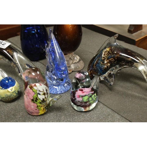 562 - A collection of ornamental glassware to include a Maltese Mtarfa glass dolphin and two Mdina birds.