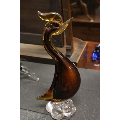 562 - A collection of ornamental glassware to include a Maltese Mtarfa glass dolphin and two Mdina birds.