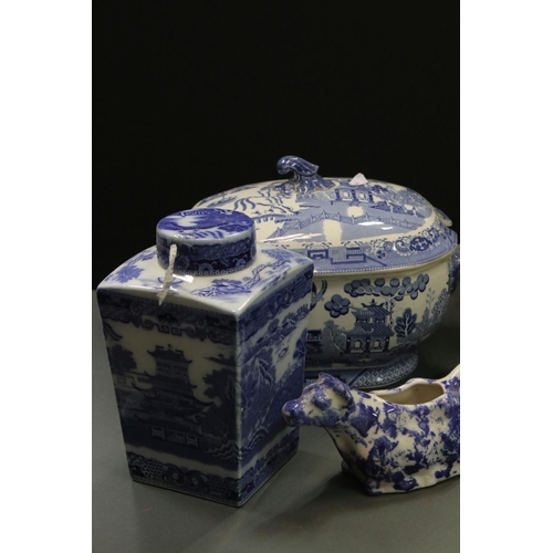 601 - A quantity of blue and white and other ceramics to include tea caddy, tureen, coffee cans, creamers ... 