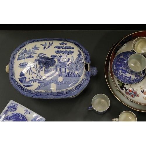 601 - A quantity of blue and white and other ceramics to include tea caddy, tureen, coffee cans, creamers ... 