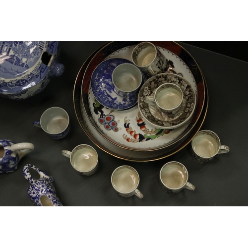 601 - A quantity of blue and white and other ceramics to include tea caddy, tureen, coffee cans, creamers ... 