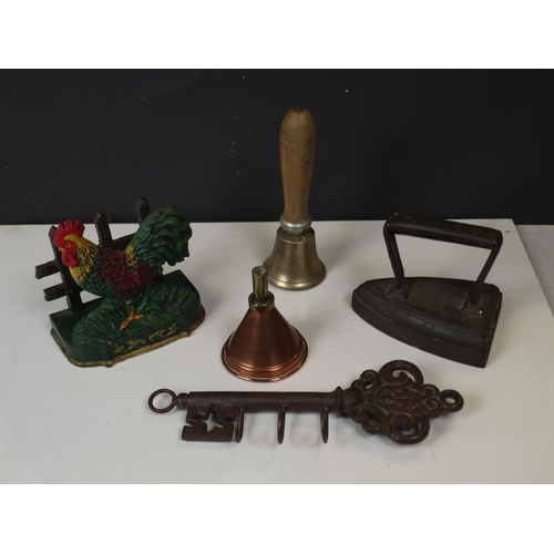 553 - Selection of metalware to include school bell, copper & brass wine funnel, farm animal door stop etc