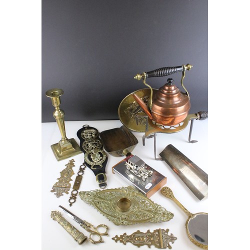 64 - A box of mixed brass and copper ware to include horse brasses, copper kettle and a brass trivet.