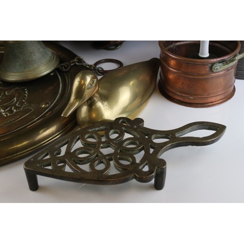 67 - A collection of mixed brass and copper ware to include pots, firescreen, brass trays and decorative ... 