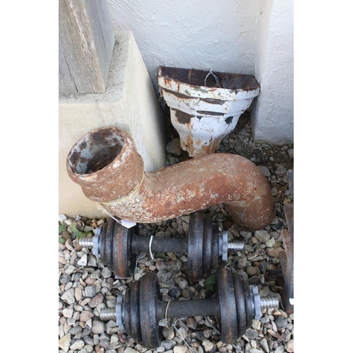 626 - Cast iron items - an Edwardian rain water hopper, a swan neck soil vent pipe & a pair of dumbells (8... 