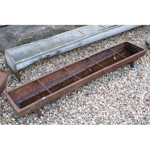 614 - A vintage cast iron free standing water / food trough, measures approx 153cm