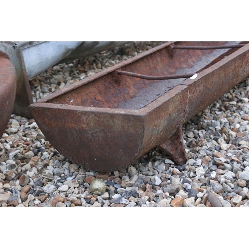 614 - A vintage cast iron free standing water / food trough, measures approx 153cm