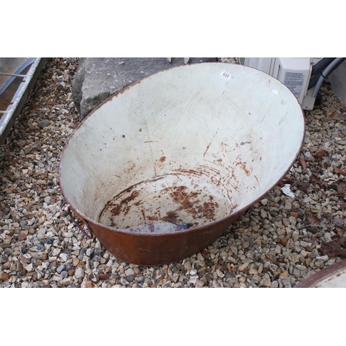 620 - A vintage two handled copper bath.