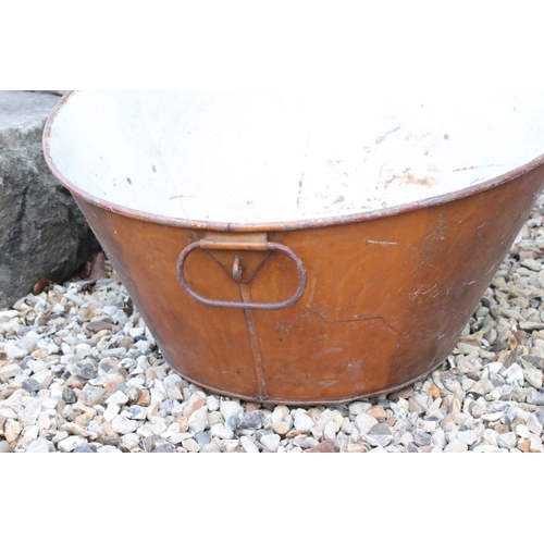 620 - A vintage two handled copper bath.