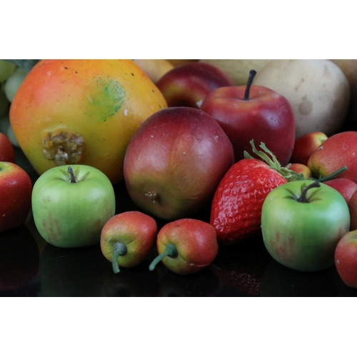 32 - Quantity of plastic fruit