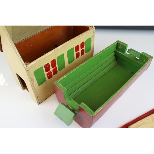 35 - Mid 20th century Wooden Painted Noah's Ark, 22cms long with a collection of Lead Animals