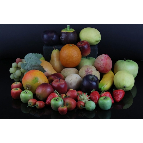 32 - Quantity of plastic fruit