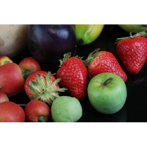 32 - Quantity of plastic fruit