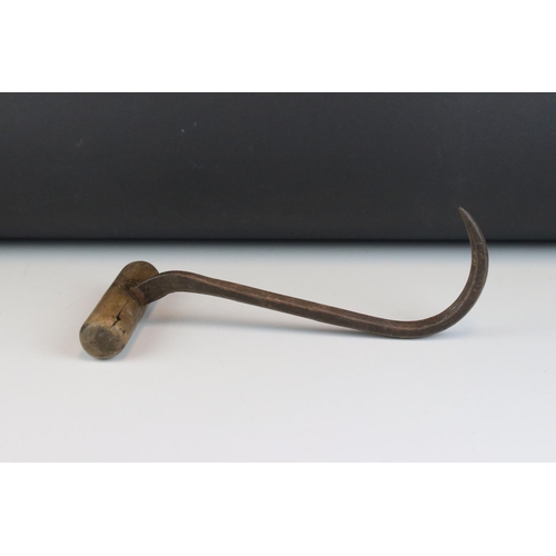 39 - Antique 19th century Iron Game / Grain Hook with Wooden Handle, 27cms high