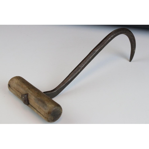 39 - Antique 19th century Iron Game / Grain Hook with Wooden Handle, 27cms high