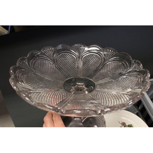 81A - A large collection of vintage glass and ceramic cake plates and cake stands.