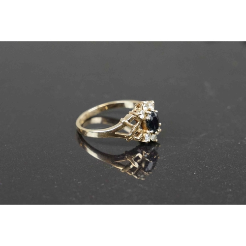 249 - A ladies fully hallmarked 9ct gold dress ring.