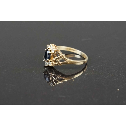 249 - A ladies fully hallmarked 9ct gold dress ring.