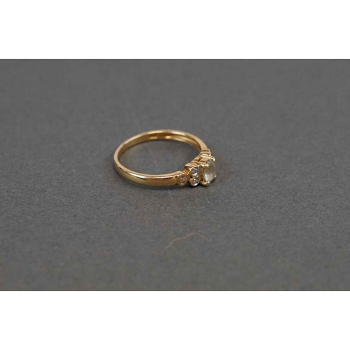 252 - 18ct gold ladies ring, with large central stone flanked by six diamonds