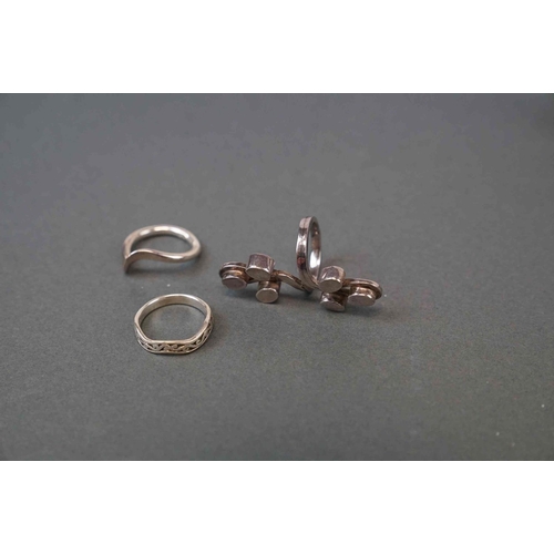 260 - Group of silver jewellery, to include seven rings, bracelet & chains with pendants