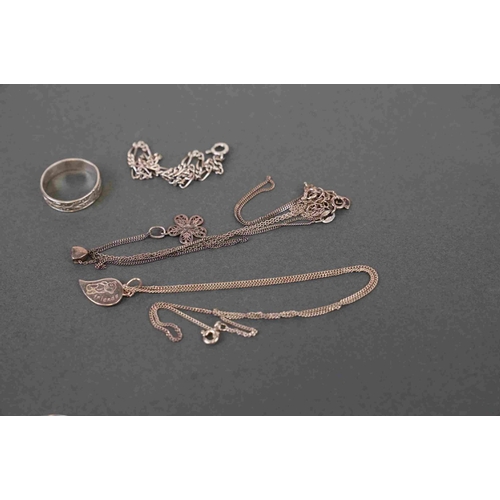 260 - Group of silver jewellery, to include seven rings, bracelet & chains with pendants