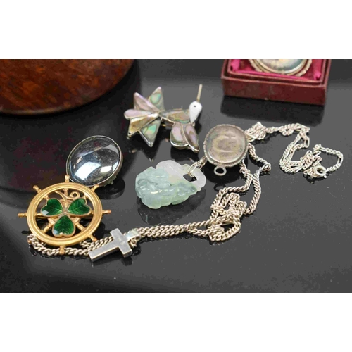 269 - A small collection of vintage jewellery to include silver brooches contained within a wooden box.