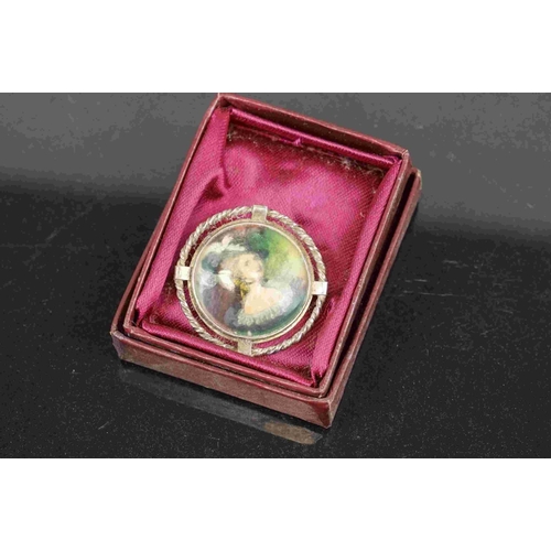 269 - A small collection of vintage jewellery to include silver brooches contained within a wooden box.