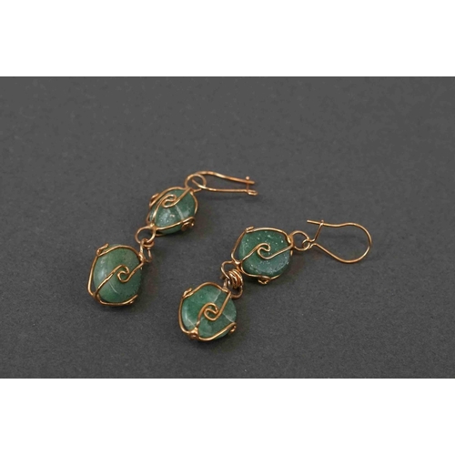 270 - A set of jade and yellow metal jewellery to include necklace, bracelet and earrings.