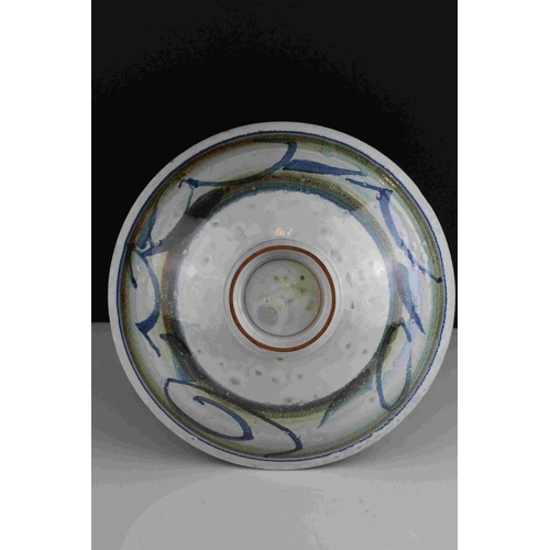 5 - Aldermaston studio pottery  footed bowl, 20th century, probably potted by Alan Caiger Smith. 28 cm d... 