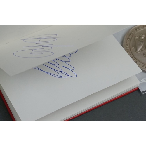 186 - Football autographs - Manchester United FC, VIP Guest Book signed by 13 members of 1999 Treble squad... 