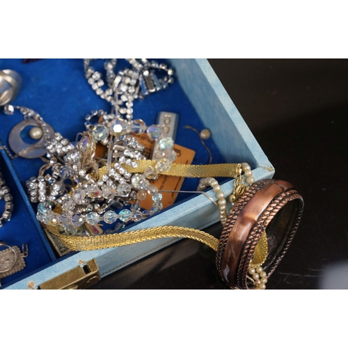 364 - A box of mainly vintage costume jewellery to include gold and silver examples.