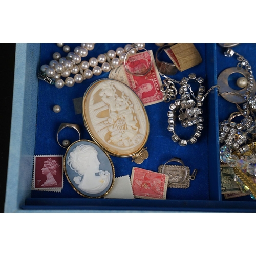 364 - A box of mainly vintage costume jewellery to include gold and silver examples.