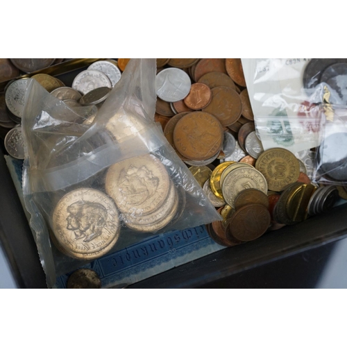 370 - A collection of coins to include British pre-decimal examples, banknotes, 19th century tokens and co... 