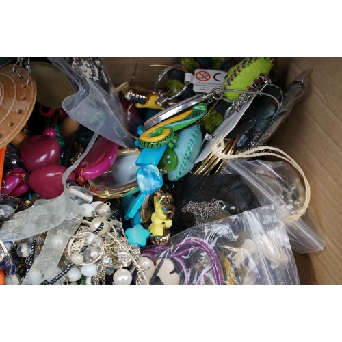 377 - Box of costume jewellery, to include glass beads