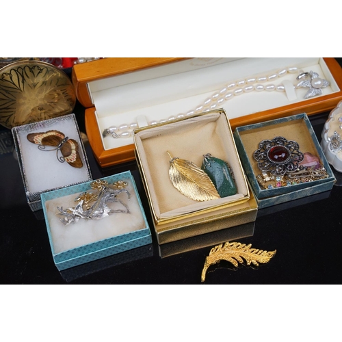 387 - A collection of mainly vintage costume jewellery to include silver examples.