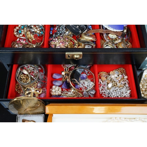 387 - A collection of mainly vintage costume jewellery to include silver examples.