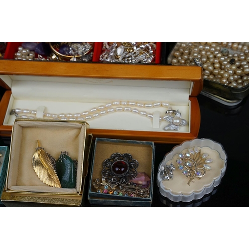 387 - A collection of mainly vintage costume jewellery to include silver examples.