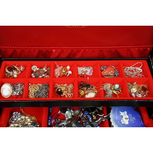 387 - A collection of mainly vintage costume jewellery to include silver examples.