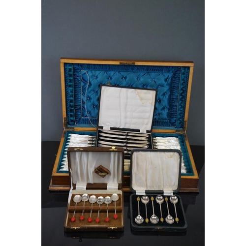 389 - A cased set of twelve silver plated knives and forks with mother of pearl handles and hallmarked sil... 