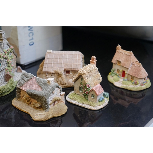 456 - A collection of loose Lilliput Lane ornaments to include Kennedy Homestead and The Spinney.