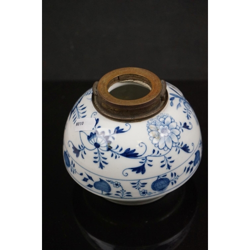 467 - A 19th century Meissen onion pattern blue & white oil lamp well with crossed swords to base together... 