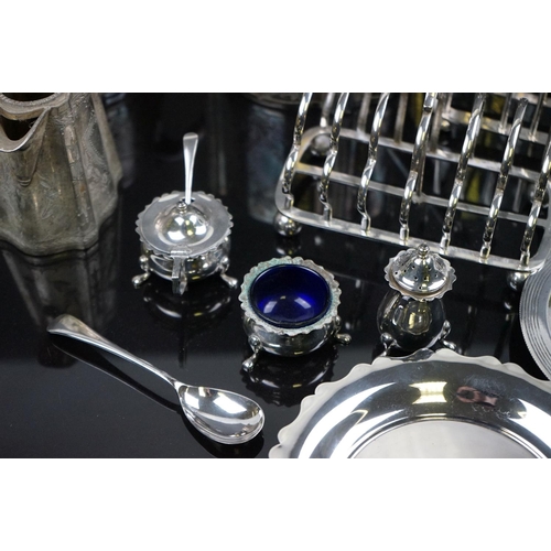 487 - A collection of silver plate to include coffee pot, toast racks and cruet set.