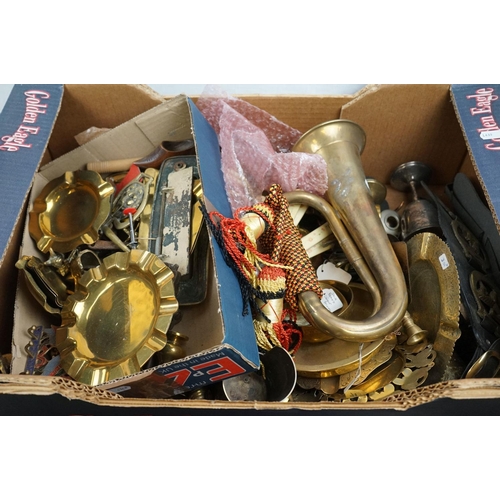 501 - A box of mixed brass ware to include horse brasses, candlesticks and ornaments.