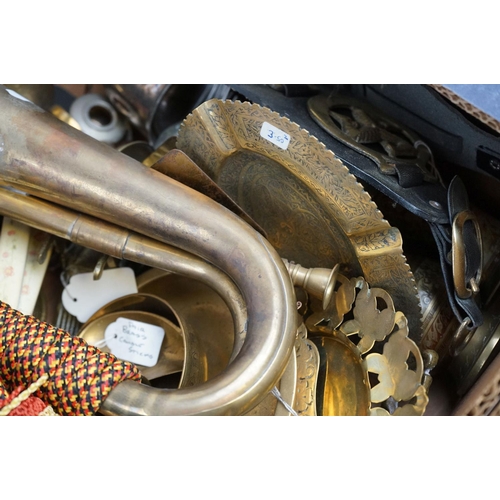 501 - A box of mixed brass ware to include horse brasses, candlesticks and ornaments.