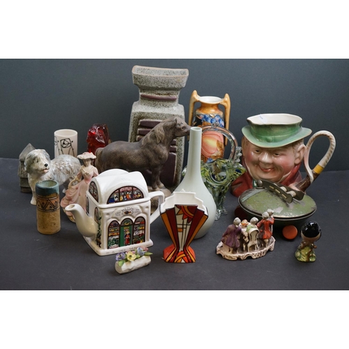 533 - A box of mixed collectables to include Beswick ceramics, an Art Deco powder compact and a selection ... 